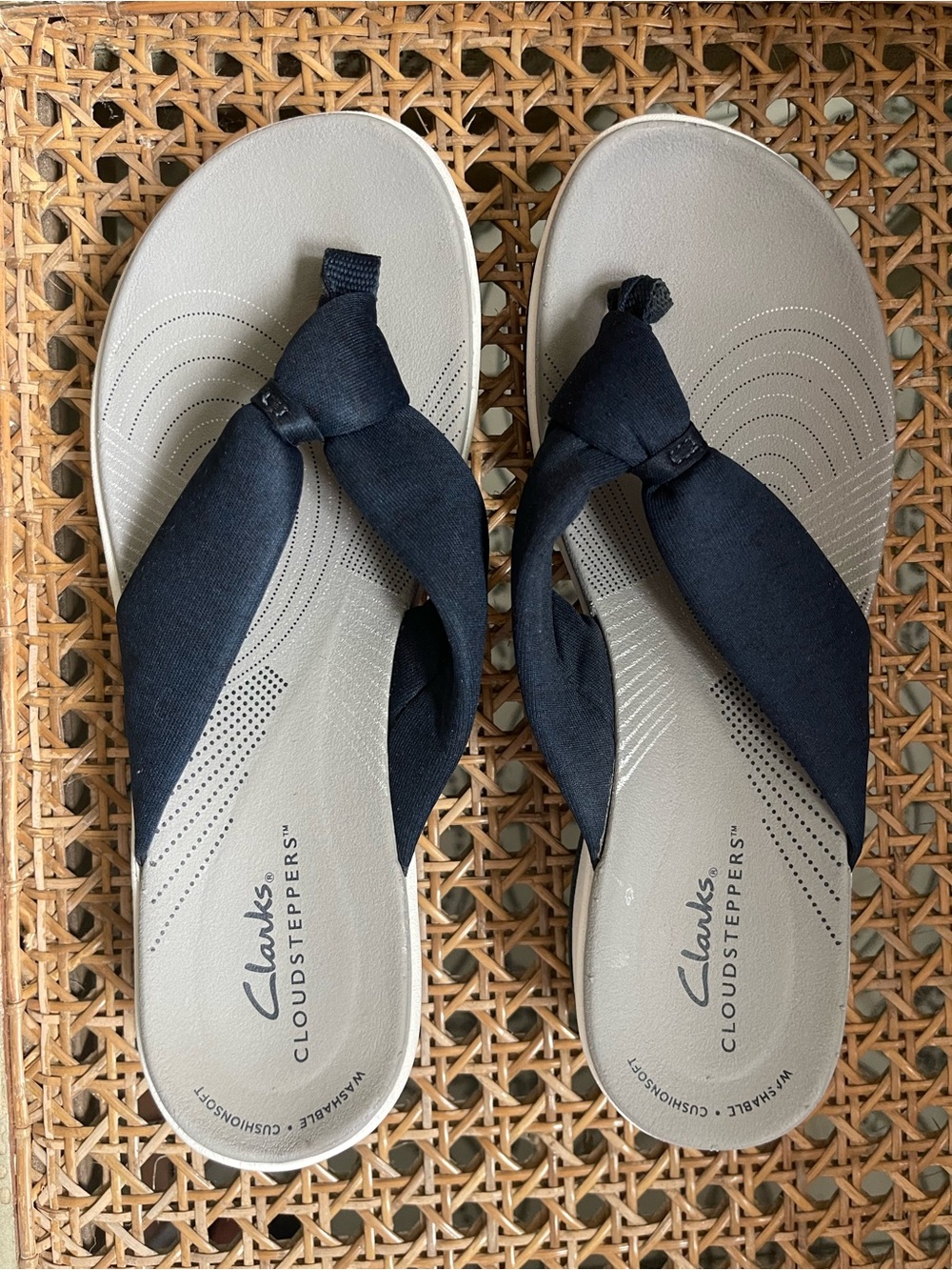 Clarks Cloudsteppers Navy and Light Gray Twist-Top Sandals Size 7